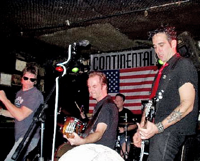 DAVE FROM THE CYCLONES (RIGHT) JAMS WITH THE BULLYS AT CONTINENTAL
